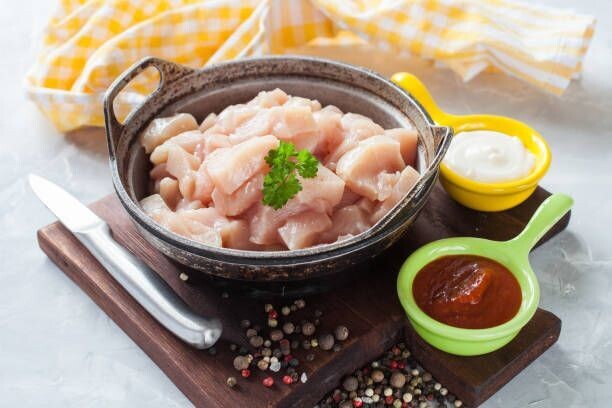 Emincé de filet de poulet blanc, sans os, sans peau, 9.12€/kg. Vendu par 2kg soit: