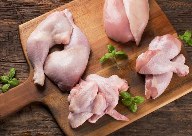 Pintade, découpé en 4, 8.11€/kg. Vendu par 1kg soit: