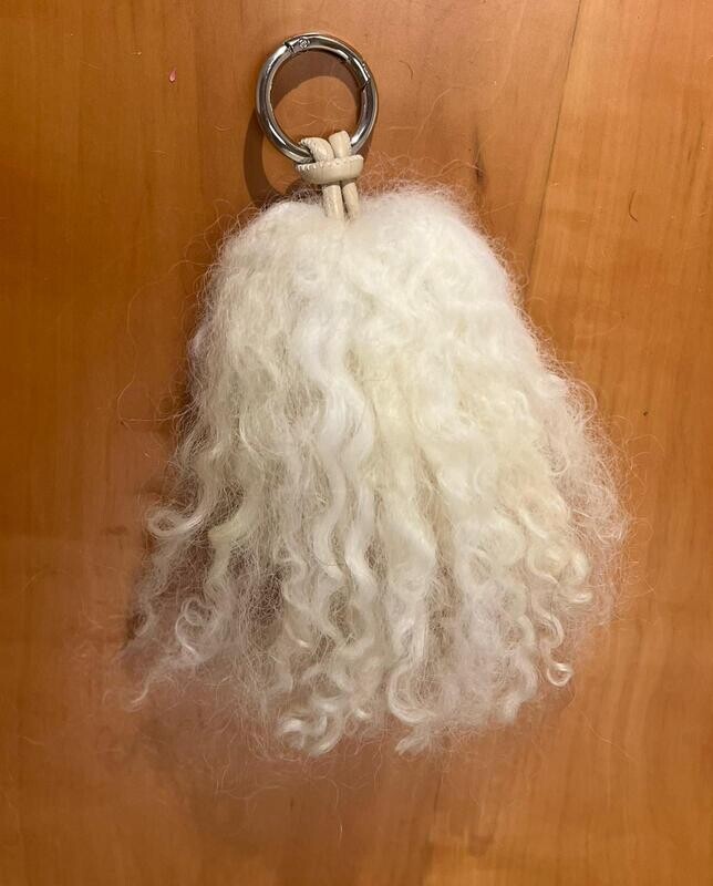 Schlüsselanhänger aus Schwarznasenlocken Grösse S