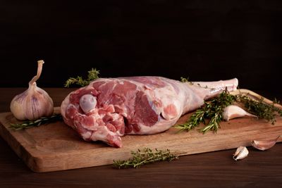 Lamm Gigot ganz mit Knochen
