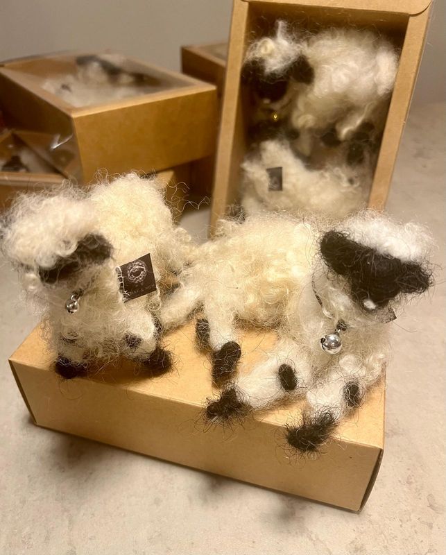 Gefilzte Baby Lämmer stehend und liegend