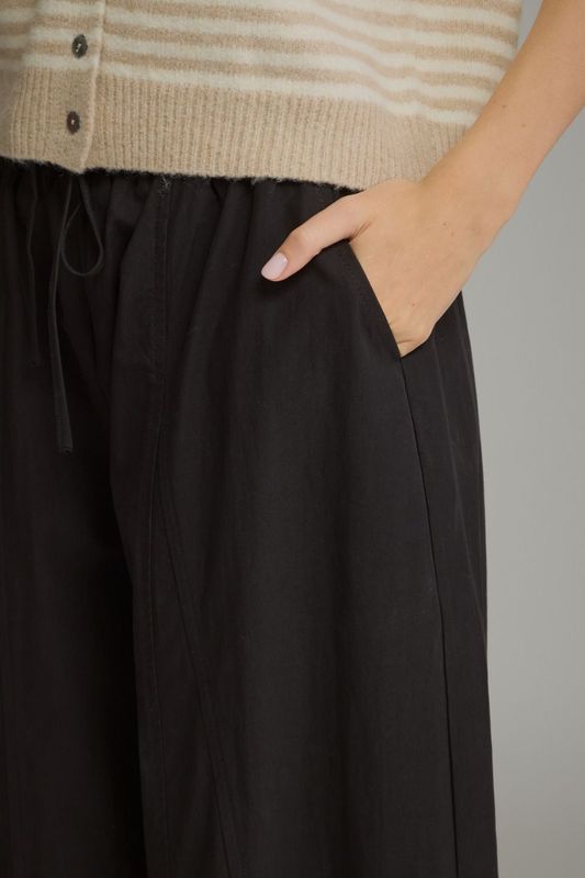 Ruffled Trim Pant