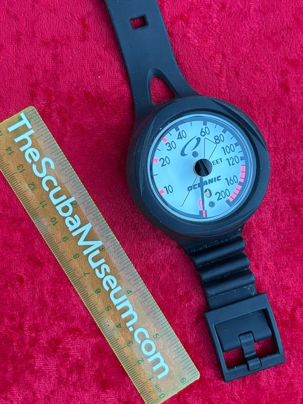 Oceanic wrist gauge modern used 200 footer