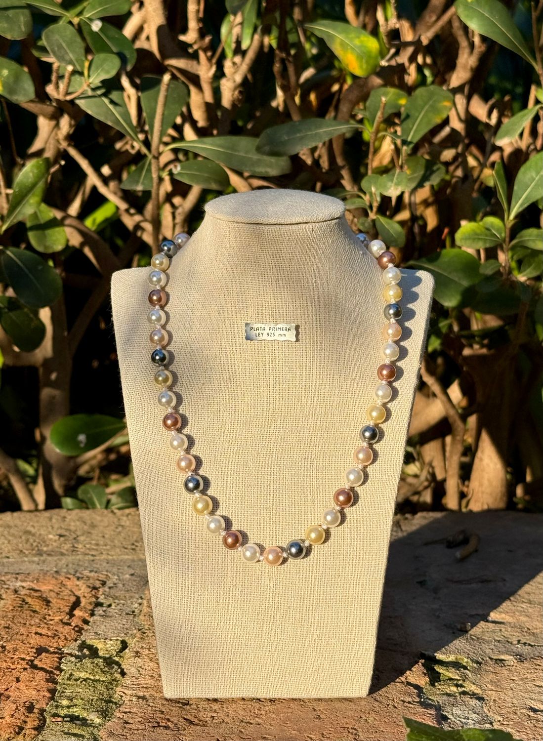 Collar de perlas de colores ocre