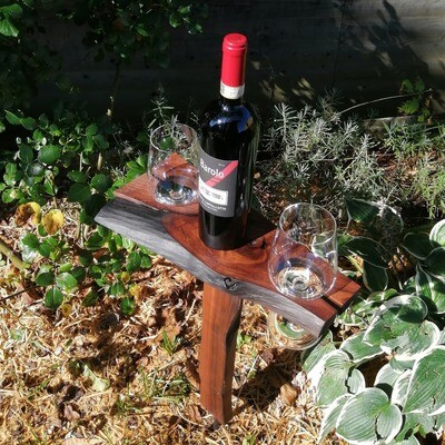 Weinflaschen und Glashalter aus Zwetschgenholz. Platte naturbelassen.