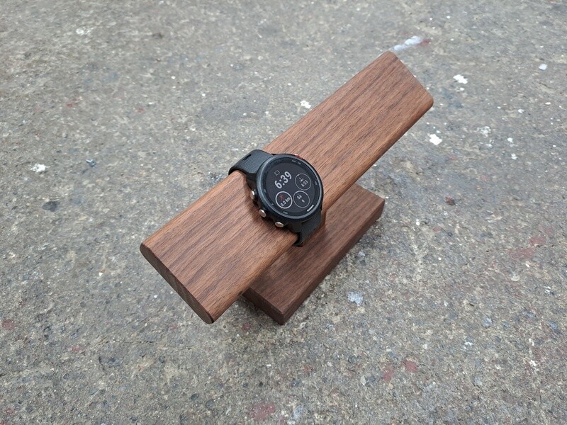 Armbanduhren Halter aus Nussbaum geölt.
Platz für ca. 4 Armbanduhren