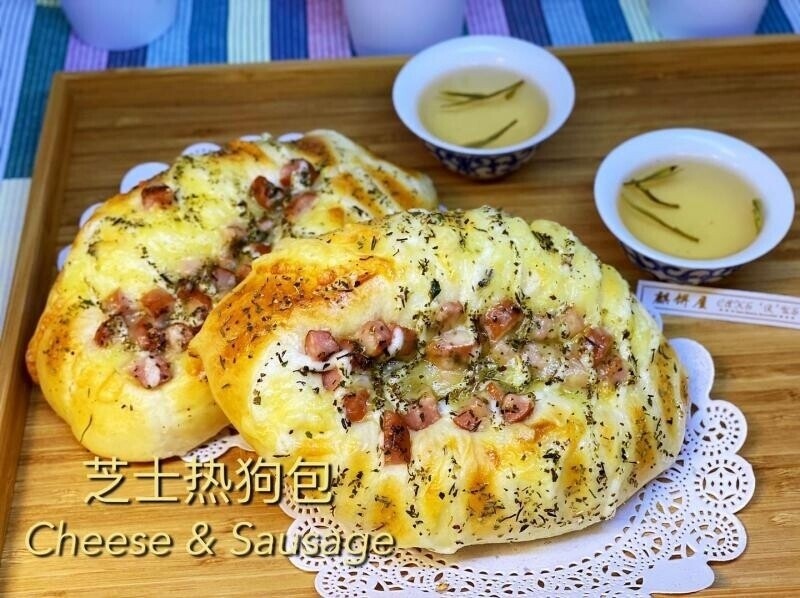 Cheese Sausage Bread (2pcs) 香蒜芝芝热狗唇
