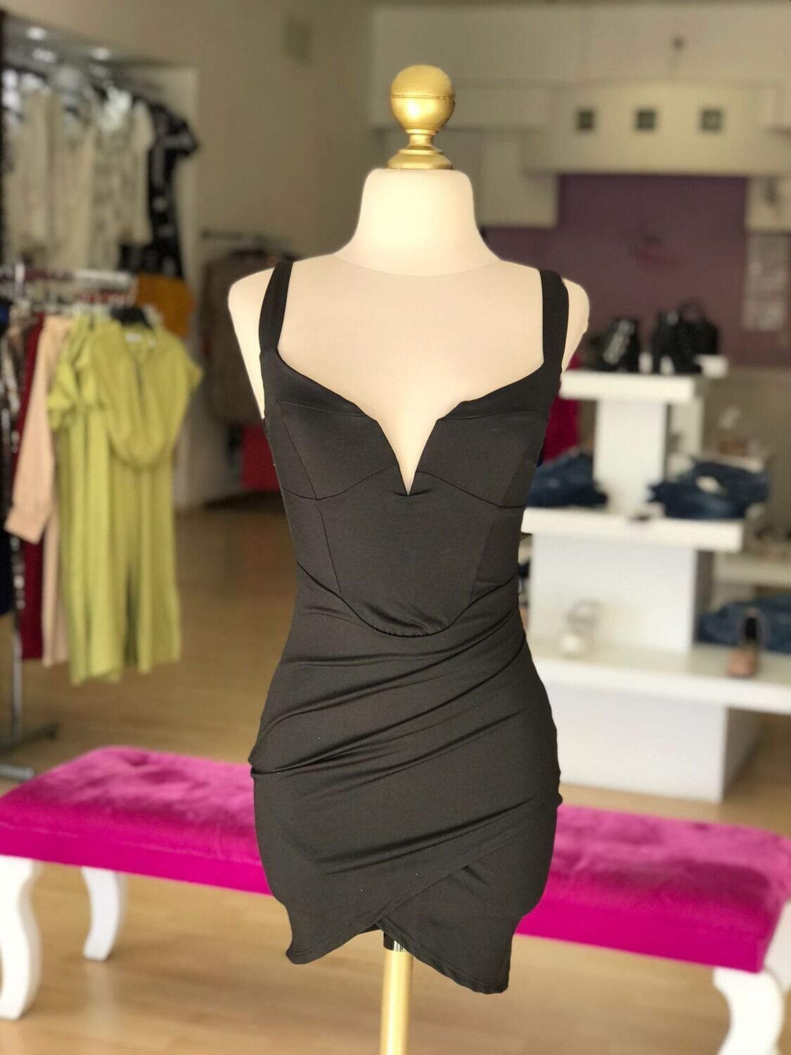 vestido corto tirante negro