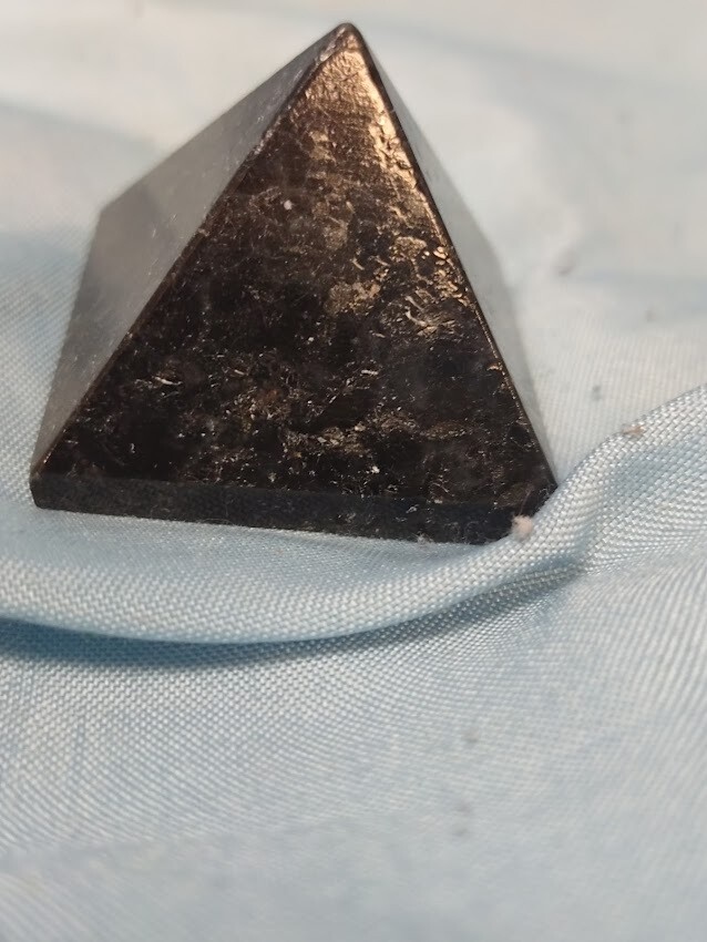 Mini Stone Pyramid/Larkvite
