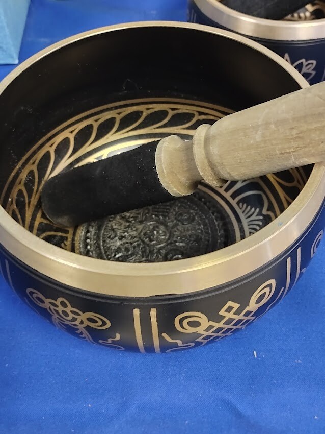 Embossed singing bowl large/eight symbols