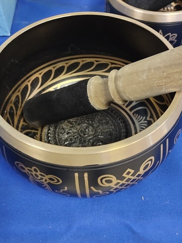 Embossed singing bowl large/eight symbols