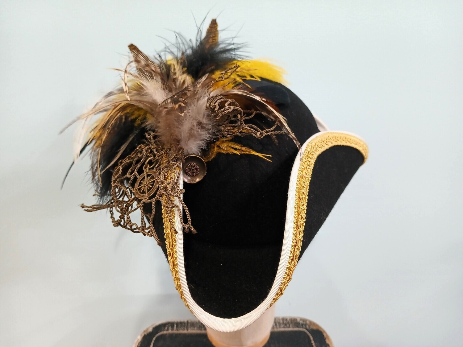 Swann Black w/ White Trim/ Gold