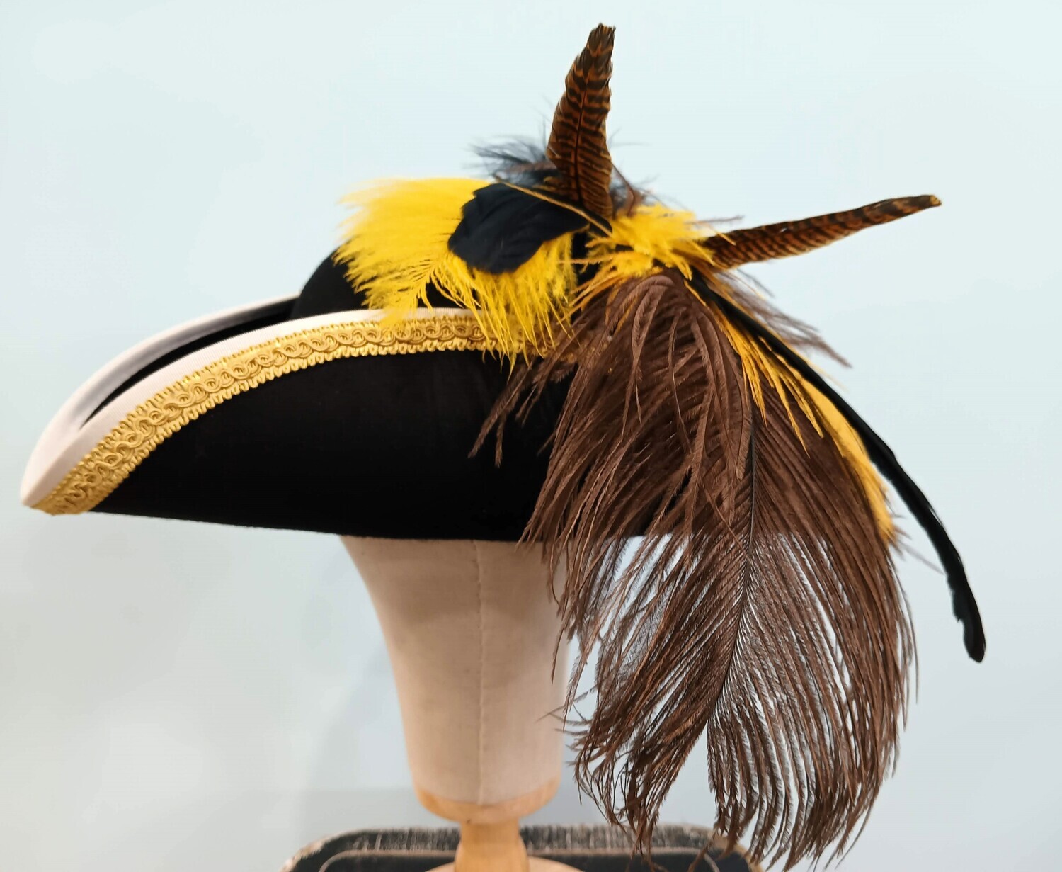 Swann Black w/ White Trim/ Gold