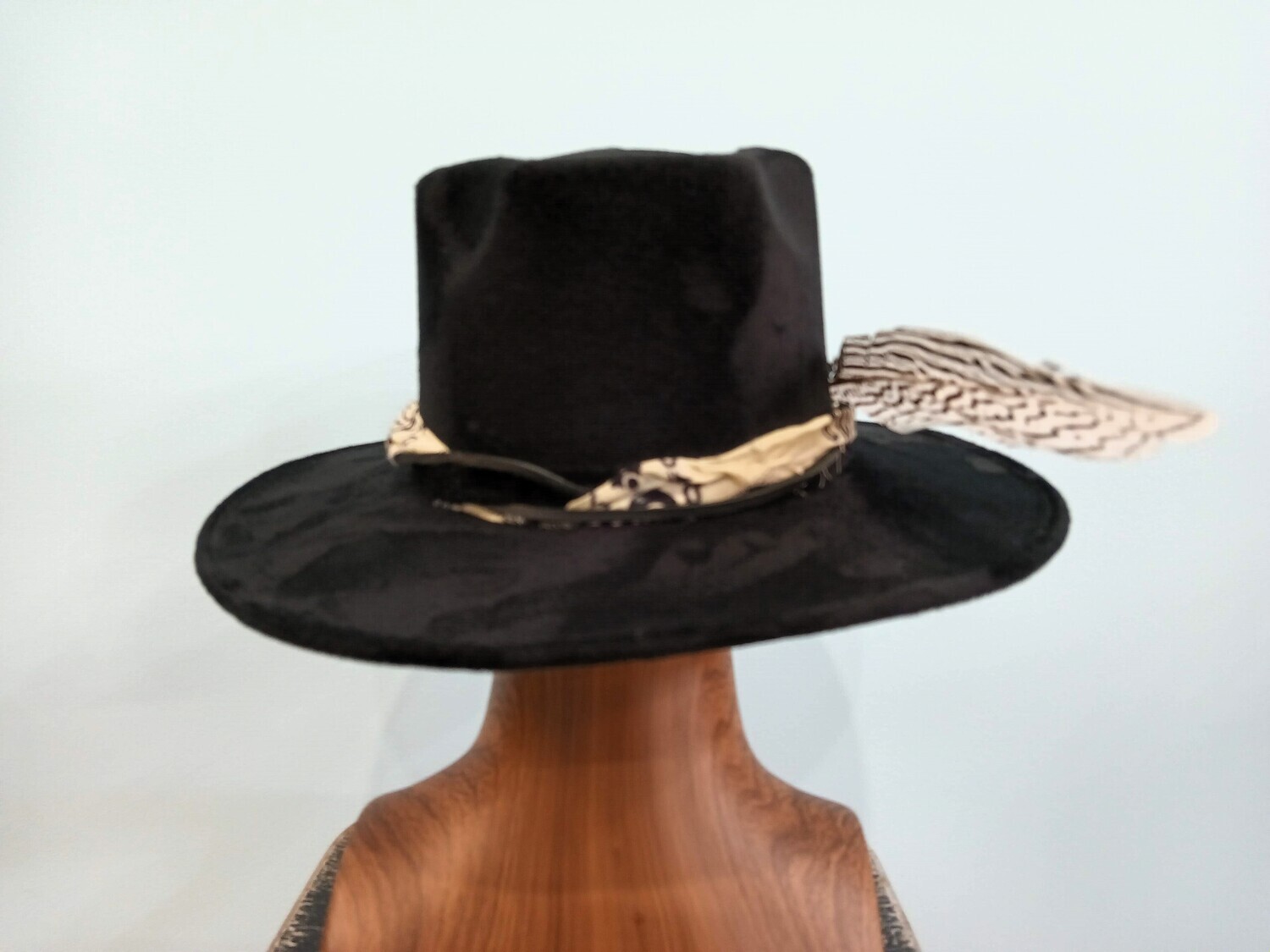 Tash Black Rancher Fthr/ Band 1