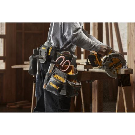 DWST540601 DeWalt 26-Pocket Professional Tool Rig