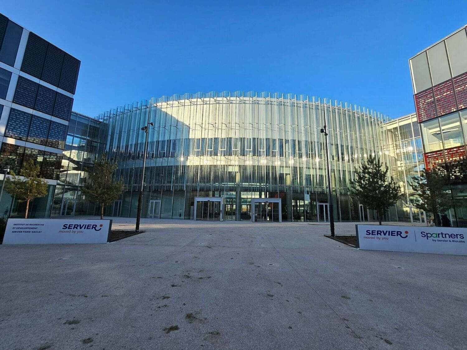 Devant du bâtiment Servier