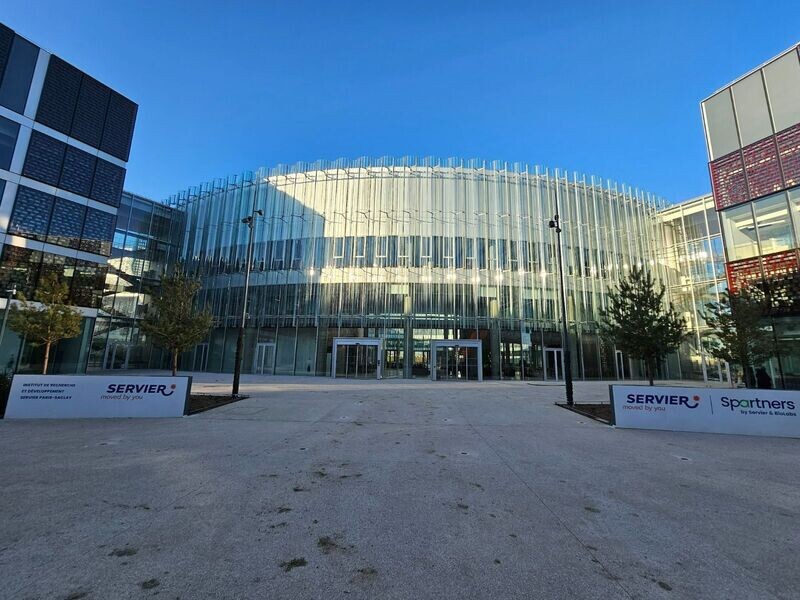 Devant du bâtiment Servier