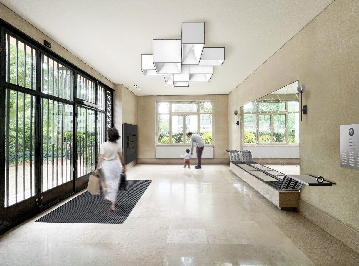 Intérieur d'un hall d'entrée d'immeuble au sol carrelé