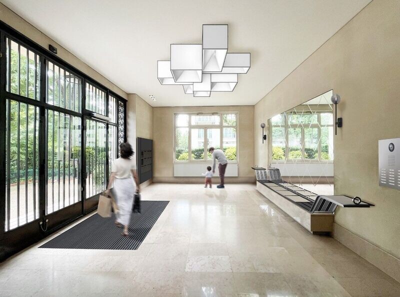 Intérieur d'un hall d'entrée d'immeuble au sol carrelé