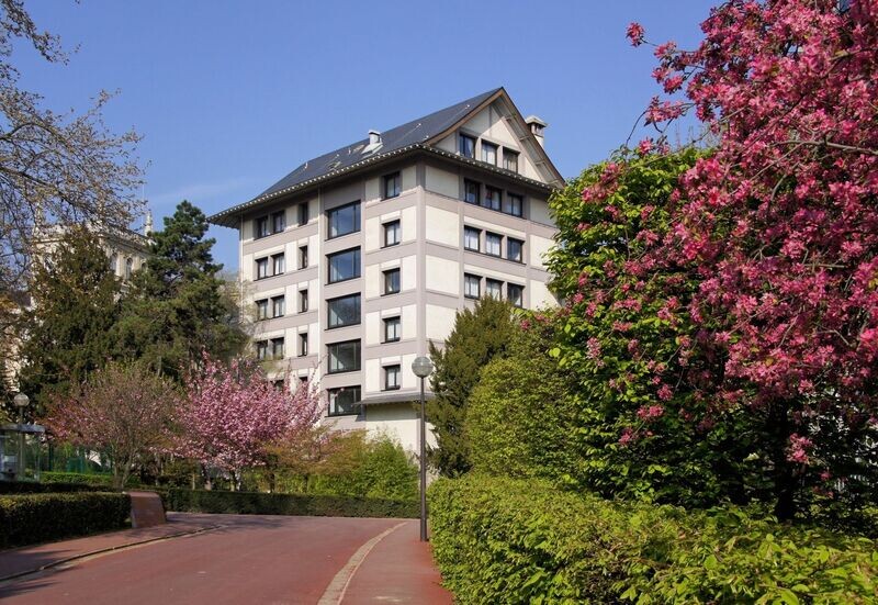 Grand immeuble typique japonais dans un grand espace vert