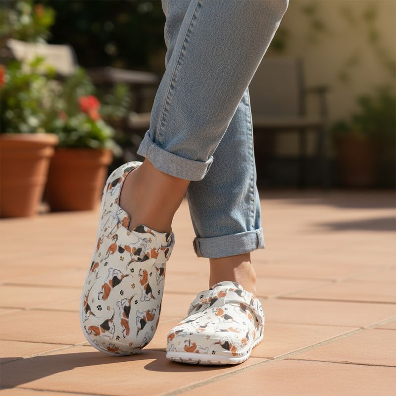 Closed clogs - Beagle dog motif