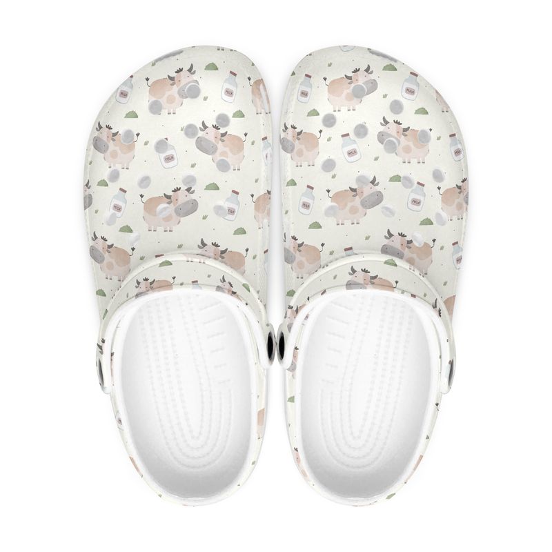 Zomerklompjes met een schattig koeienboerderijontwerp.