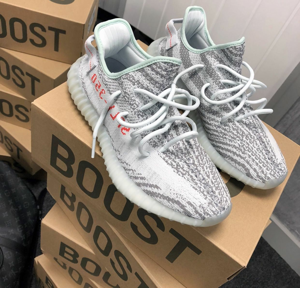 Yeezy Boost 350 V2 Assorted Models Pallet – 50 Pairs (Brand New)