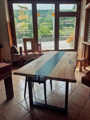 Tavolo in legno con parte centrale e gambe in ferro