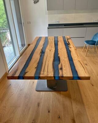 Tavolo in legno con inserti in resina epossidica blu