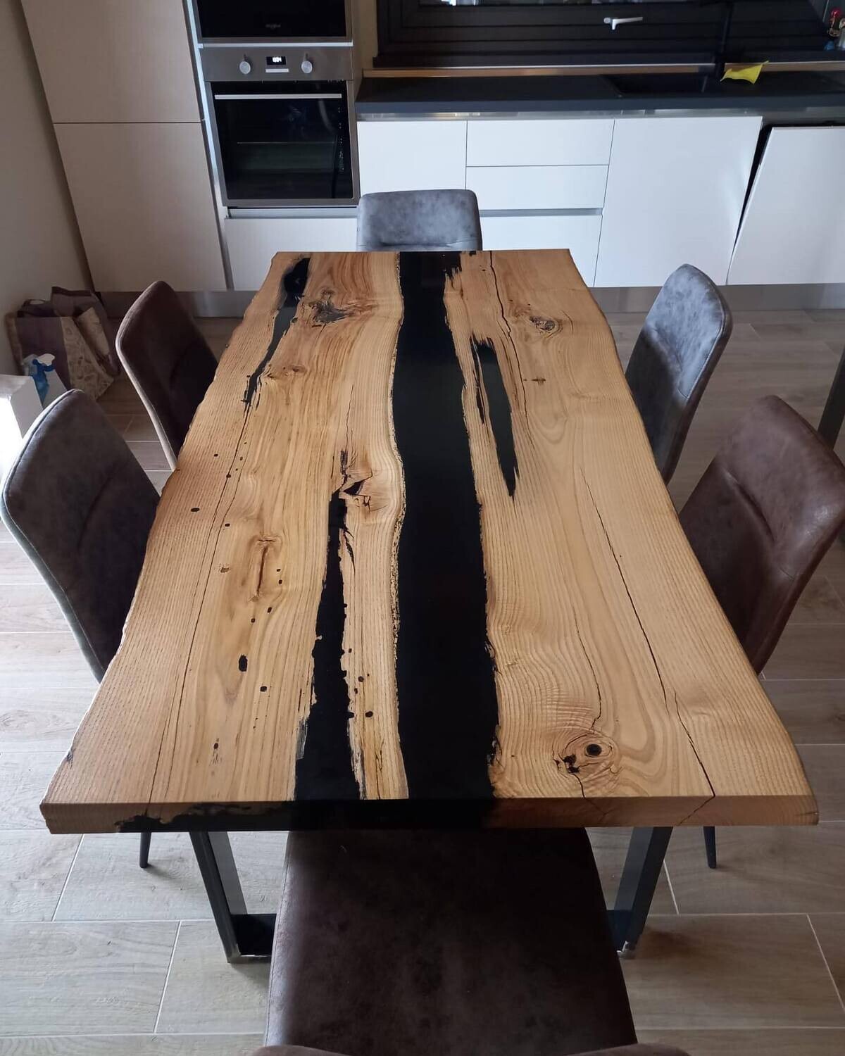 Tavolo in legno con inserti in resina epossidica nera