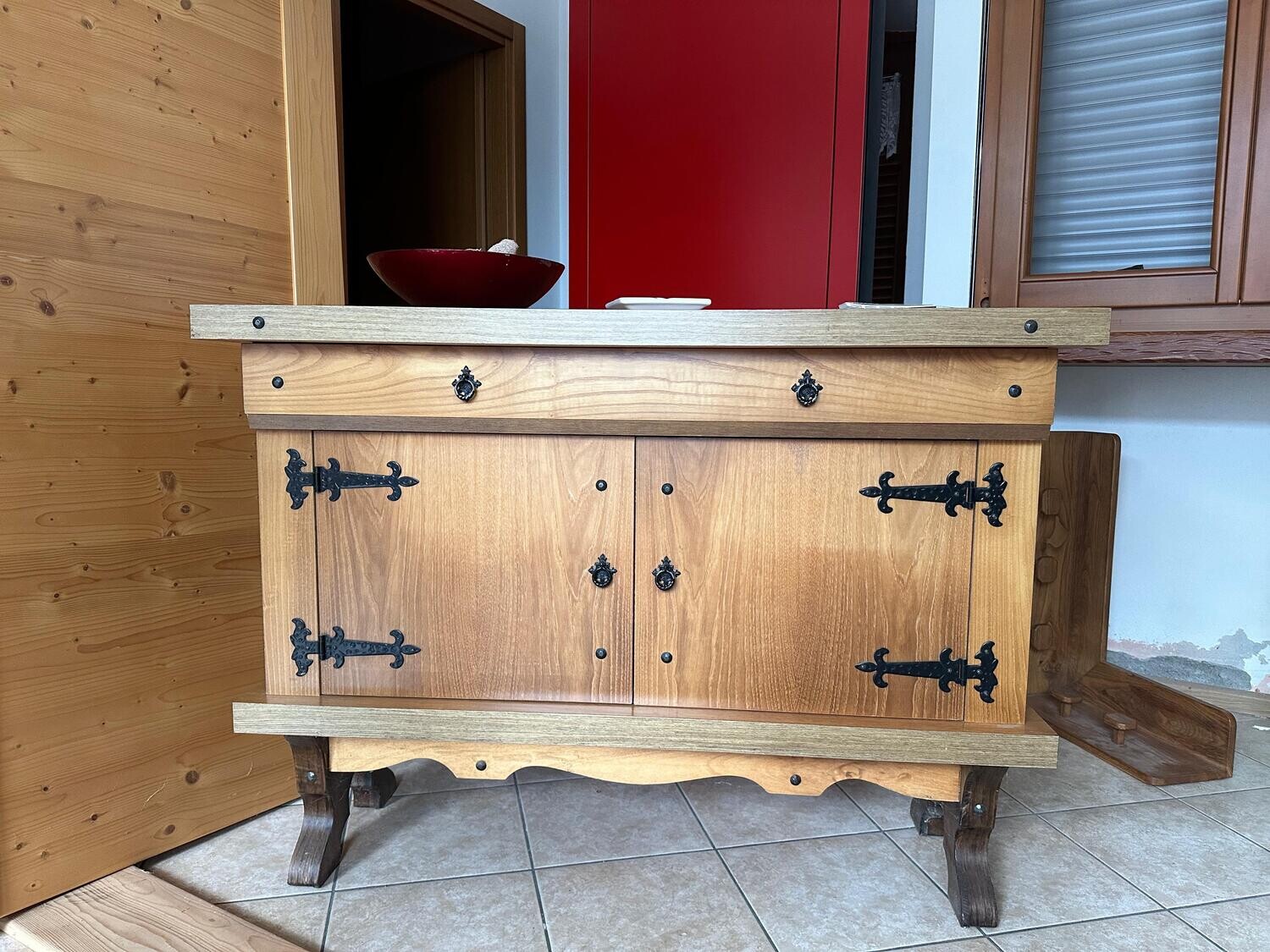 Credenza antica impiallacciata