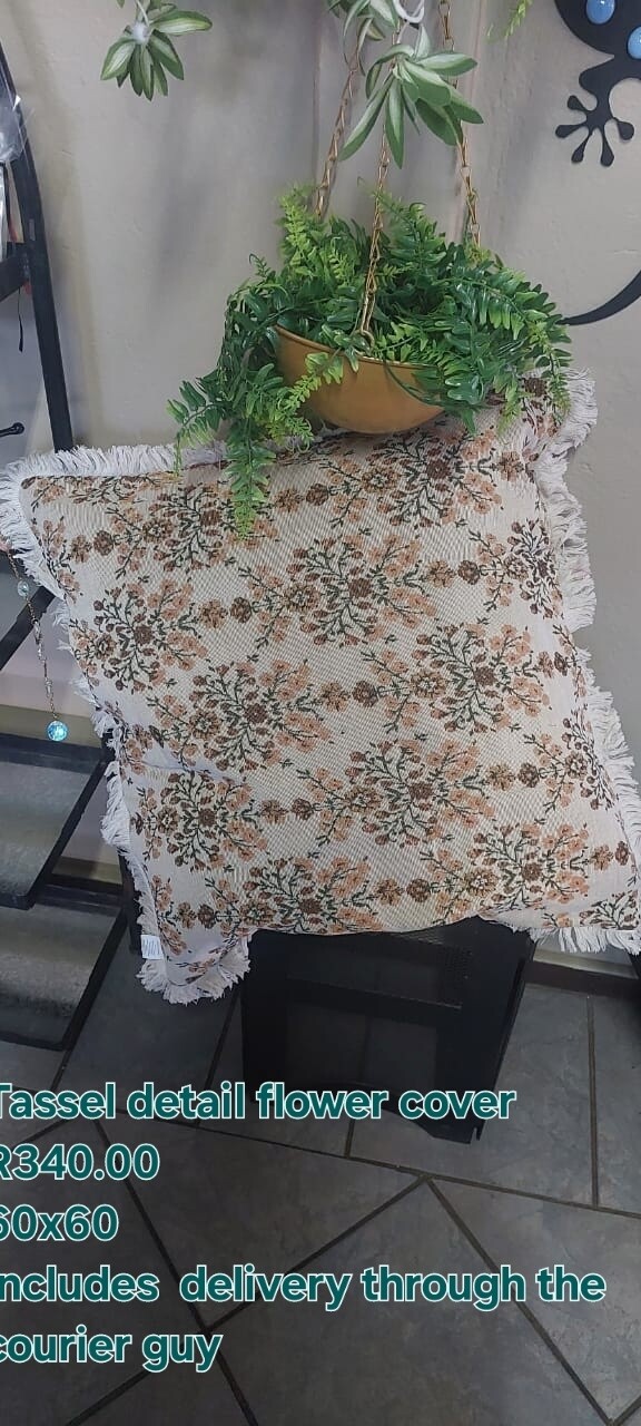 Flower tassel cushion cover