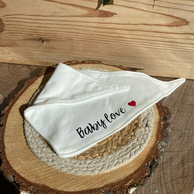 Bavoir personnalisé modèle « Baby love &amp; coeur »