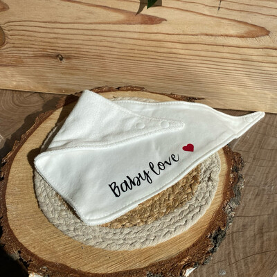 Bavoir personnalisé modèle « Baby love &amp; coeur »
