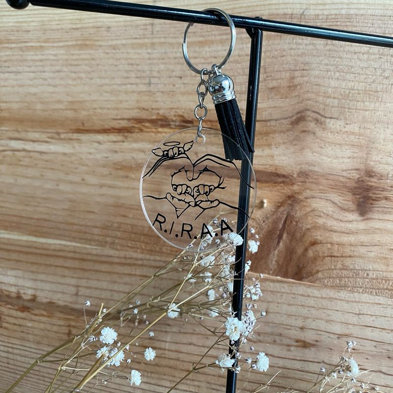 Porte-clés personnalisés en plexiglass modèle « Famille,2enfants et 1 bébé-ange »
