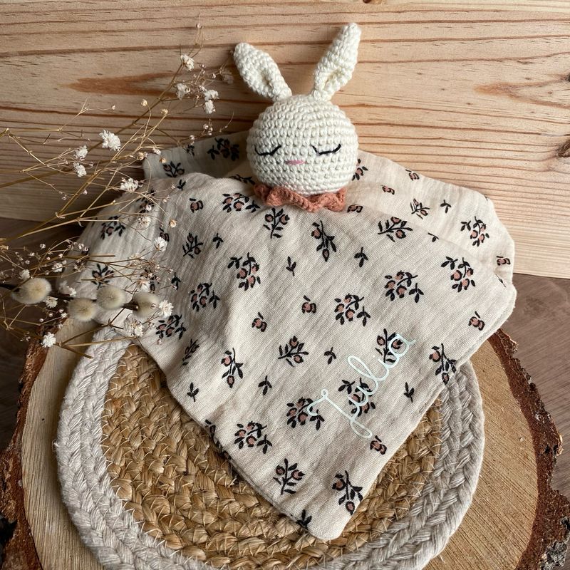 Doudou lapin crochet « fleurs »