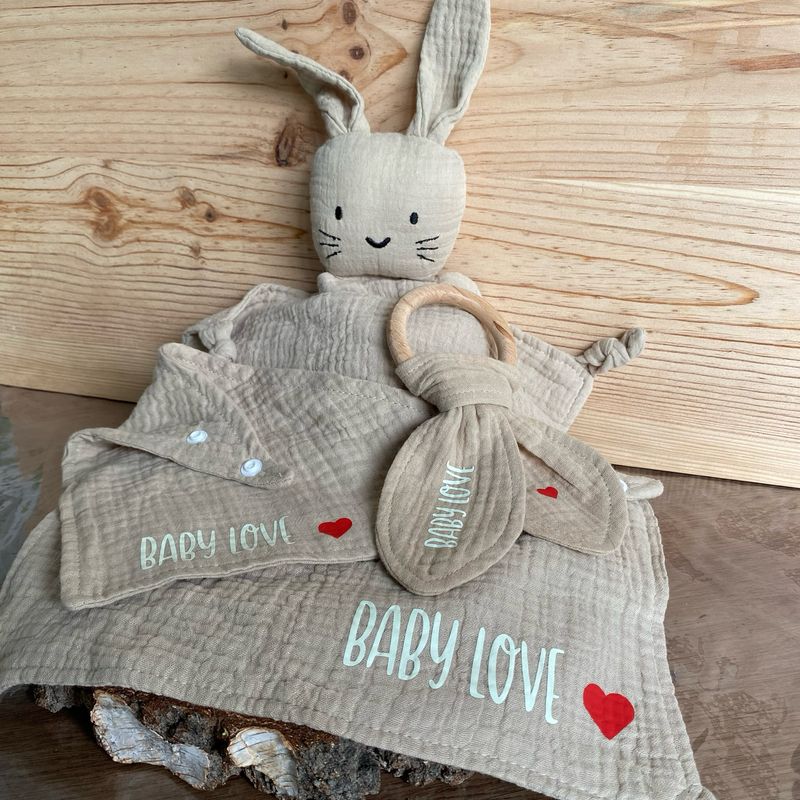 Coffret Doudou, hochet en bois/tissu, bavoir en gaz de coton (divers coloris)