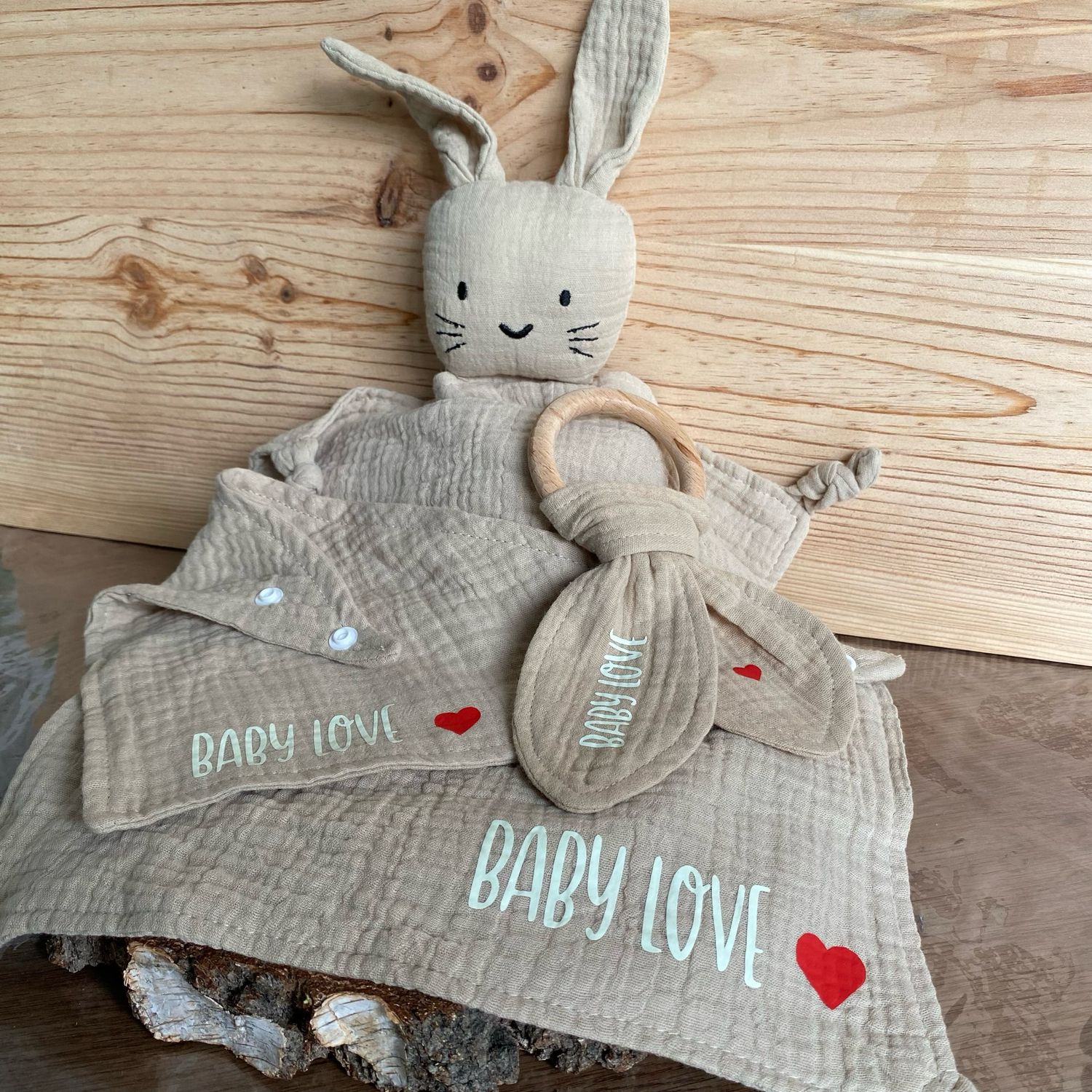 Coffret Doudou, hochet en bois/tissu, bavoir en gaz de coton (divers coloris)