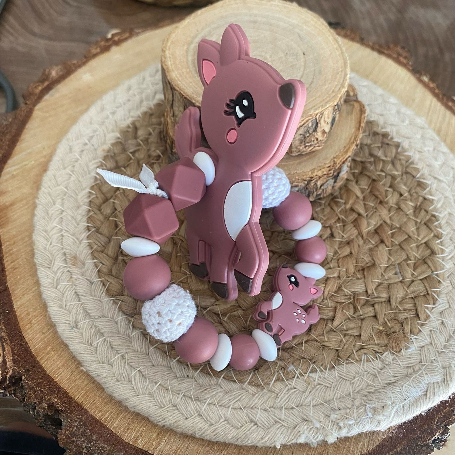 Anneau de dentition modèle « Biche vieux rose &amp; blanc »