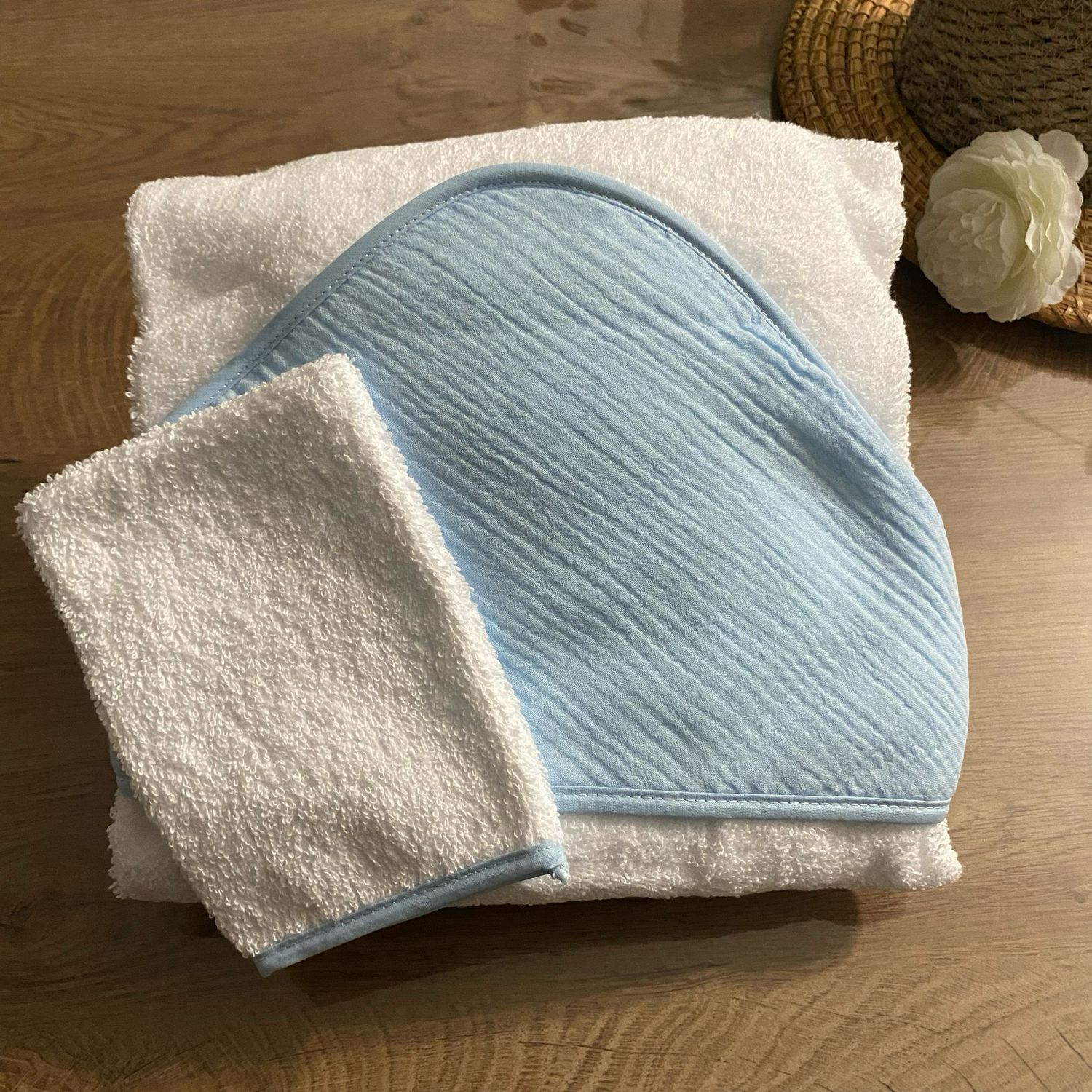 Cape serviette de bain en gaz de coton + gant « bleu pastel »