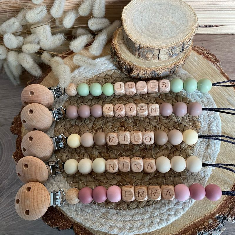 Attache tétine simple « couleur »