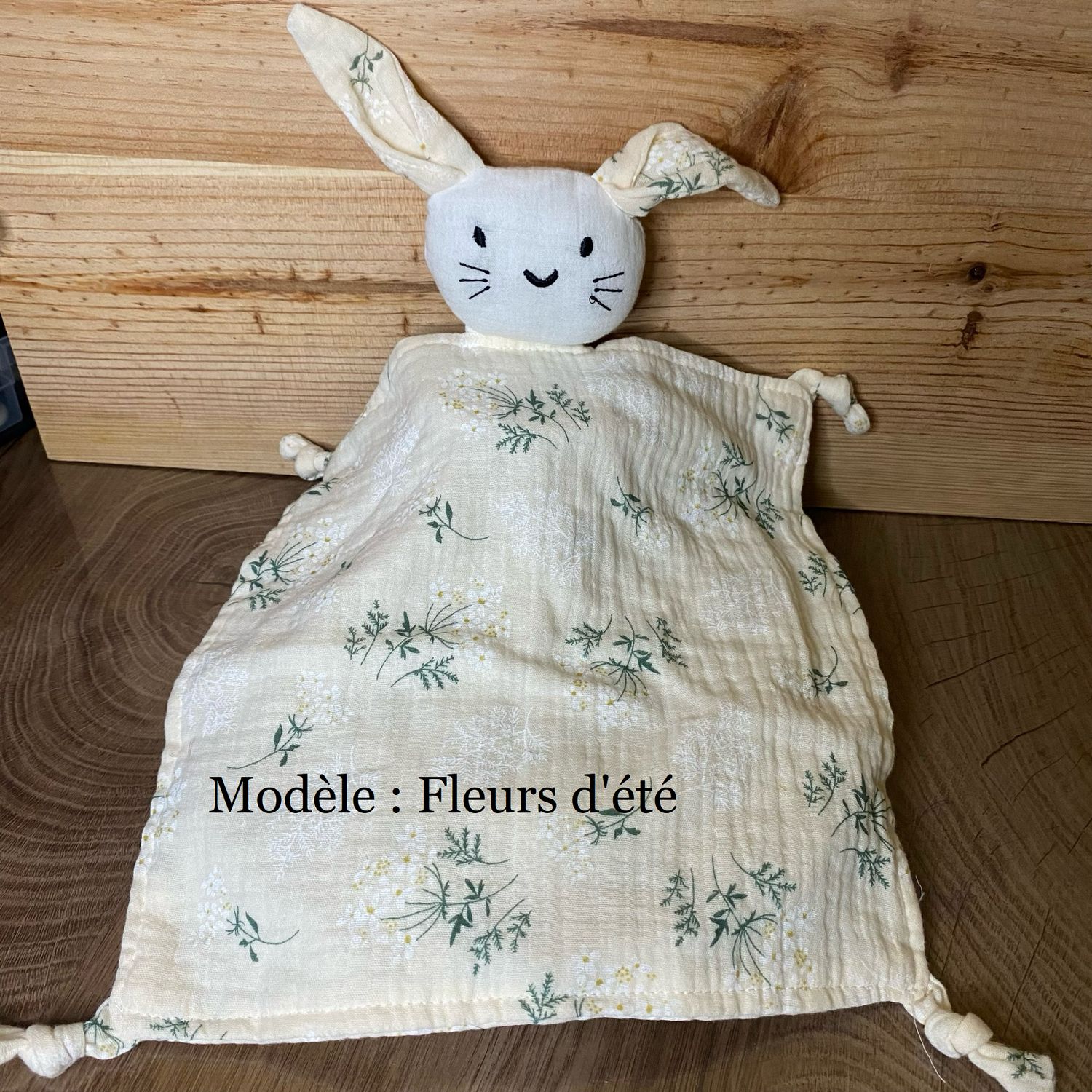 Doudou lapin modèle « fleurs d’été »