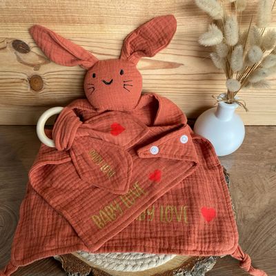 Coffret doudou / hochet / bavoir en gaz de coton (divers coloris)