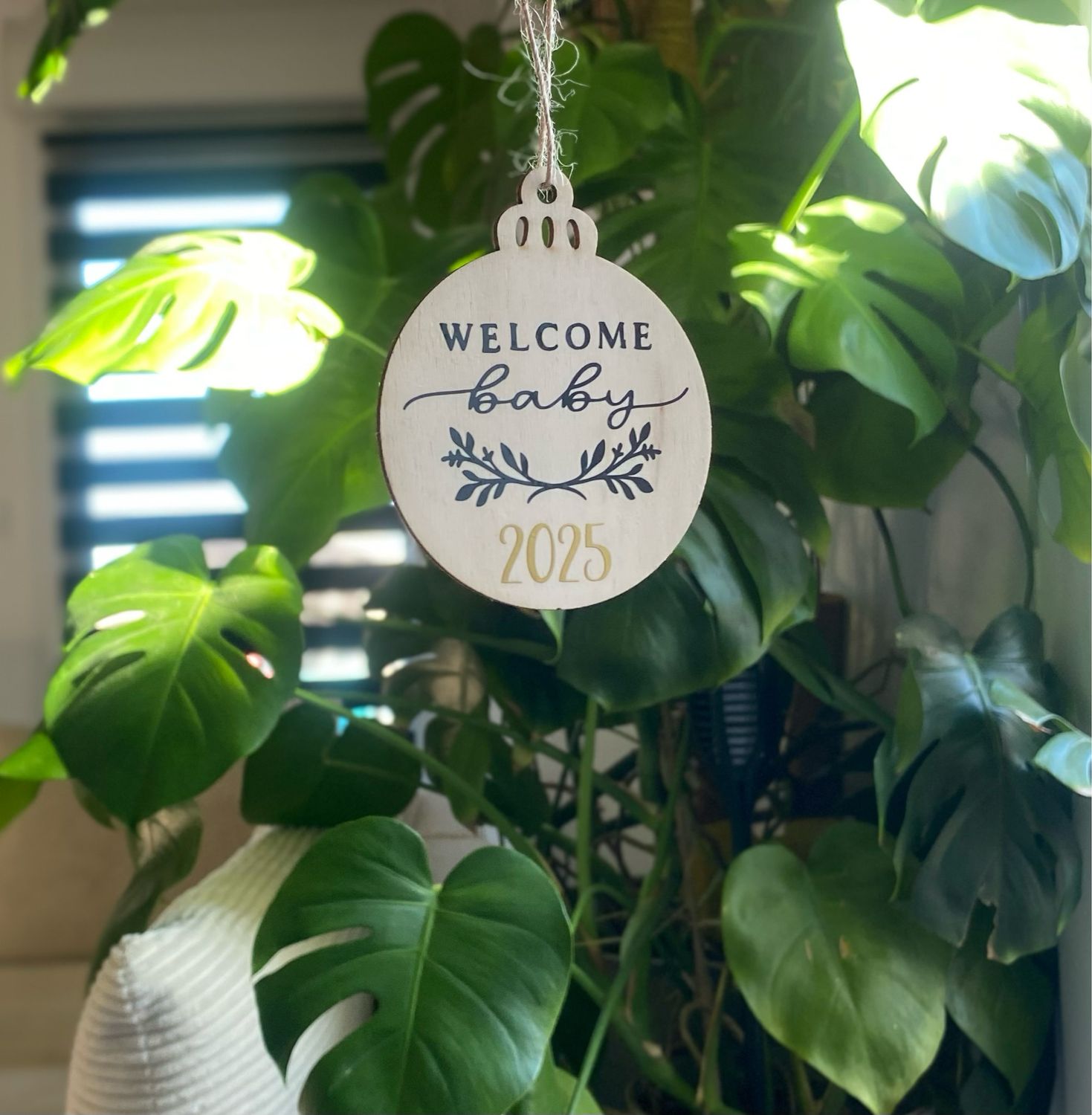 Boule de Noël bois « baby 2026 »