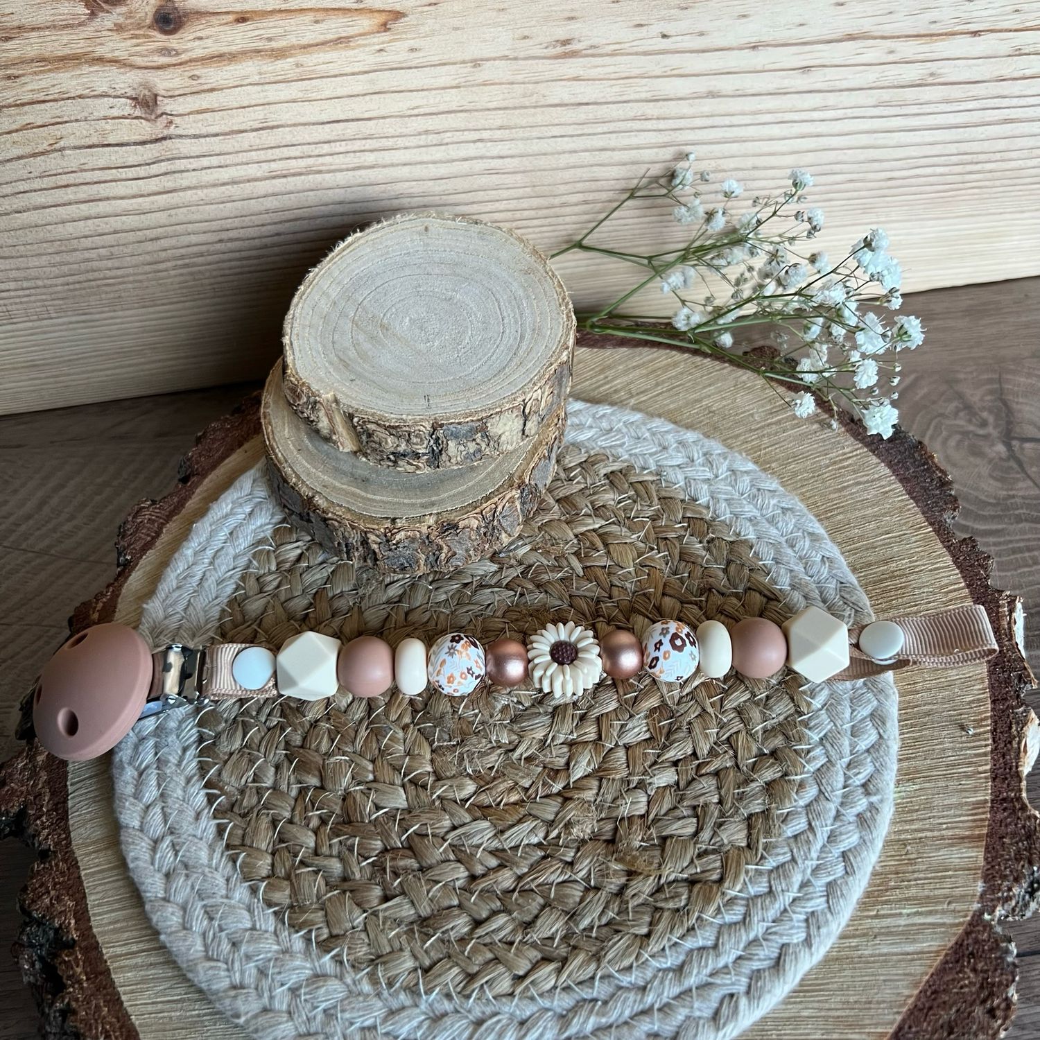 Attache-tétine fantaisie modèle &quot; fleur beige &quot;
