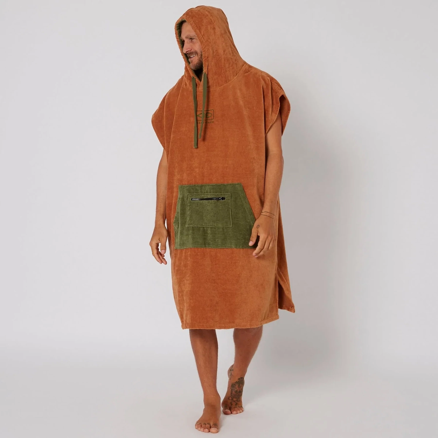 Pončas. MENS DAYBREAK HOODED PONCHO