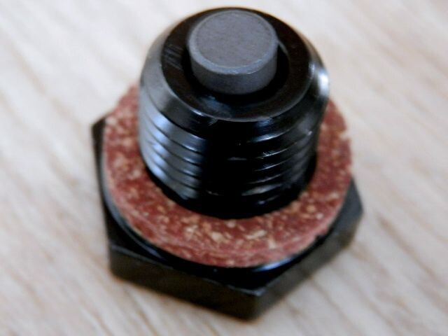 Olie aftapplug met magneet