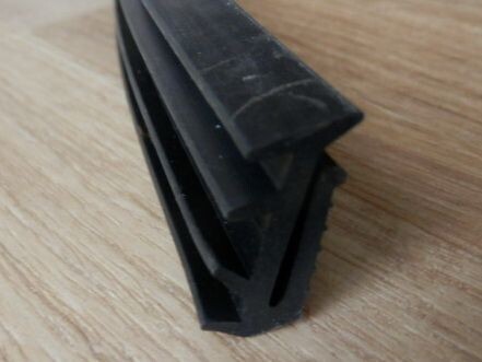Rubber tussen kap en voorrruitstijl Kever Cabrio na 08-1967