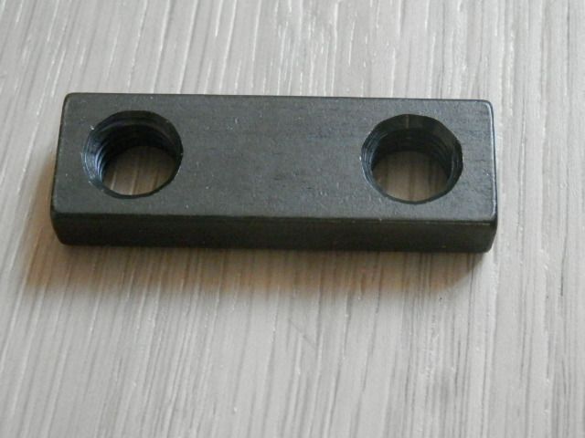 Bevestigingsplaatje voorzijde kokerbalk / chassis / carrosserie