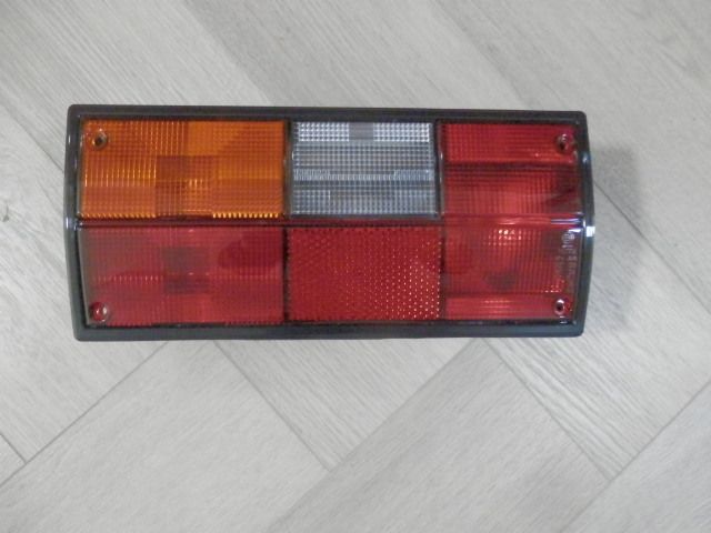 Achterlicht met mist- en achteruitrijlicht, links
